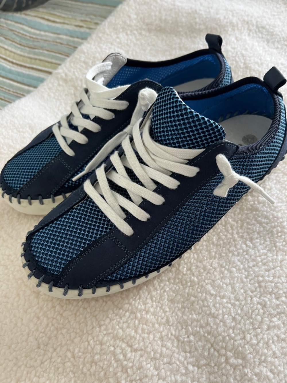 Eric Michael Navy and White Knit Lace-Up Flats size 8 is equal to 38